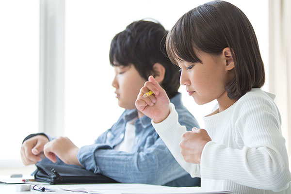 教室で学習する小学生