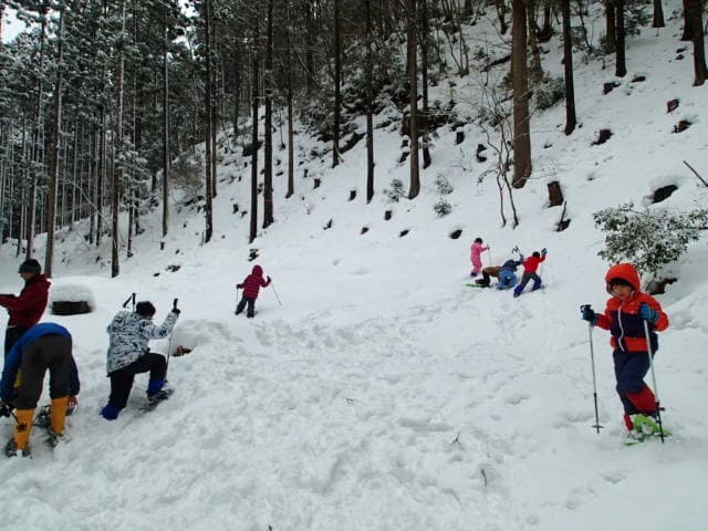 スノーシューで歩く練習する子どもたち