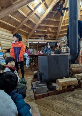 薪ストーブで温まる